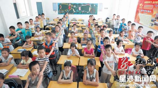 一个班67人数学比高中多17人想和女生做同桌女生男生视频软件图片
