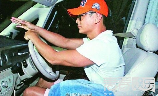  杨怡  车震 门后留阴影