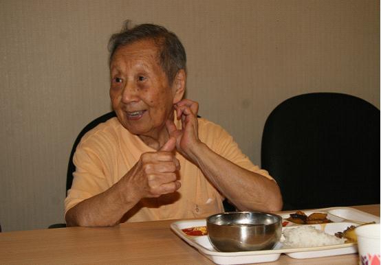 93歲的趙獻春老人對養老院的環境和服務贊不絕口