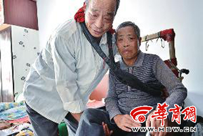 70岁老人照顾瘫痪老伴已18年:这就是我们的爱情