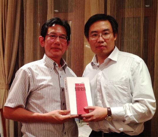 9月19日,日本侨报出版社总编辑段跃中与中国著名作家,学者何辉在北京