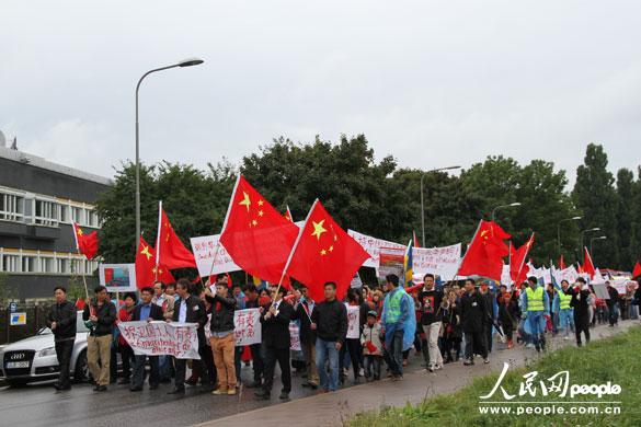 瑞典华人华侨举行保卫钓鱼岛游行示威活动