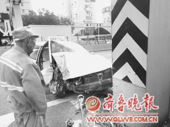 　　出租车驾驶室变形严重。　赵波　摄