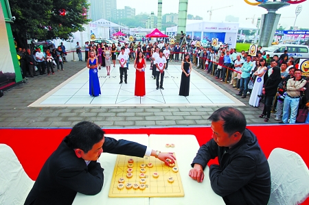 美女帅哥做 真人棋子 象棋大师当街对弈(图)