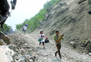 彝良地震直击 三个人当场跳河跳死了,摸到一团