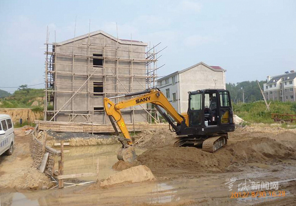 非法买地建房挖地基 城管回填恢复原状(图)