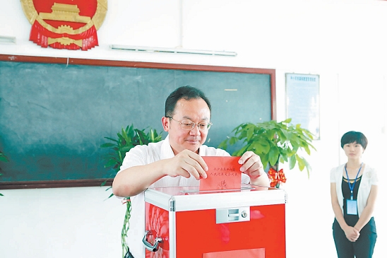 长沙县举行县乡两级人大换届选举投票 295人当
