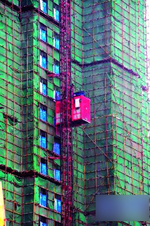 武汉一工地载人升降机从30层坠落 造成19人死