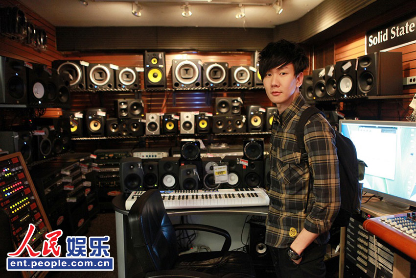 林俊杰赴纽约时装周取经 与贝克汉姆同看秀