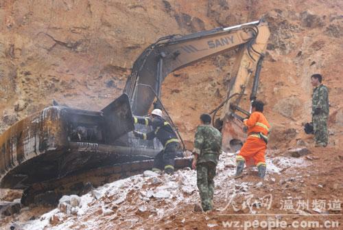 《平阳一采石场挖掘机被石块砸中 驾驶员当场