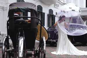 越南新娘正在河内市中心拍摄婚纱照