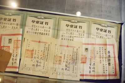 3、藏文初中毕业证图片：初中毕业证照片是什么底色