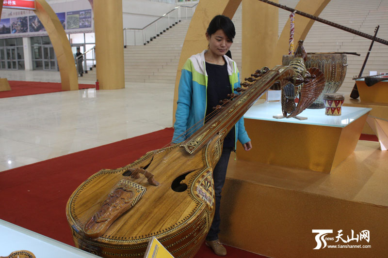 新疆疏附县5件维吾尔乐器创基尼斯之最