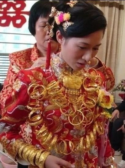 原标题:福建泉州新娘出嫁戴十斤金饰被吐槽炫富   刘小姐出嫁当天