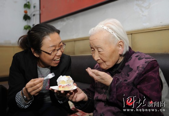 重阳节前夕石家庄青年志愿者到敬老院慰问老人