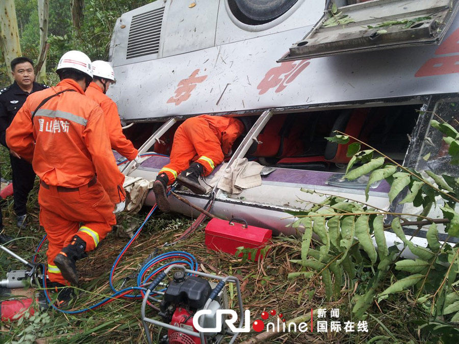 四川一客车发生交通事故致2死15伤(高清组图)