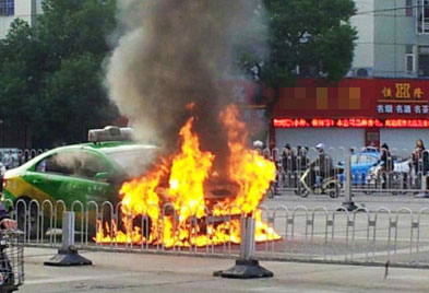 10月24日上午7时许，南昌市洪城路一辆出租车发生自燃。