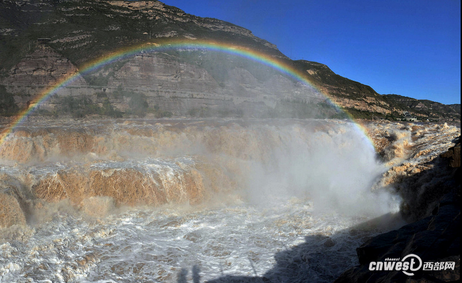 黄河壶口瀑布近日出现了一弯彩虹横跨黄河两岸