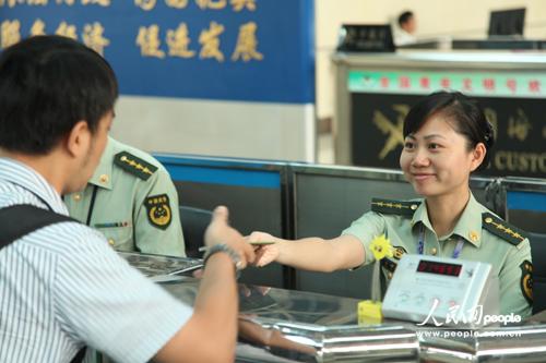 广西南宁边检多措并举让旅客顺畅通关