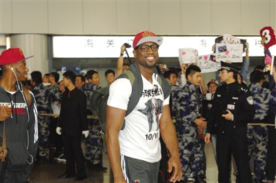 韦德T恤印为球迷服务 老北京带队享受美食