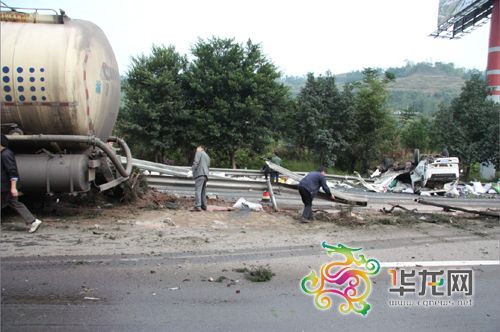 重庆綦万高速水泥罐车撞上轻卡车 致1人受伤(