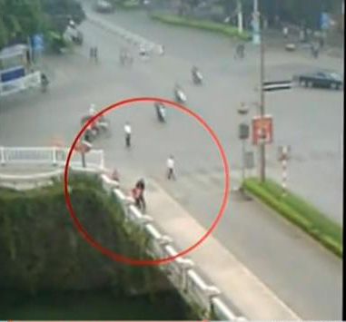 桂林街头一法籍<em>男子</em>酒后抱摔八旬老太(图)_资