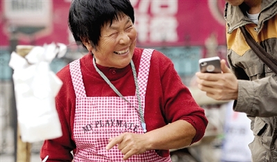 “烧饼奶奶”回答央视问题爆红 称不想出名但是很感谢这么多人的关心