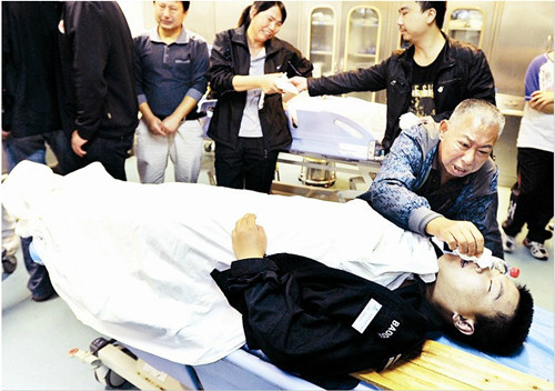 18岁保安喷泉池中救人 遭电击遇难