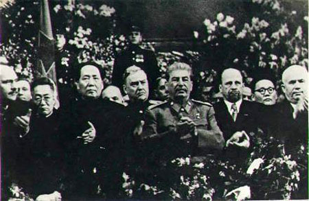 图为毛泽东1949年访苏时与斯大林在一起