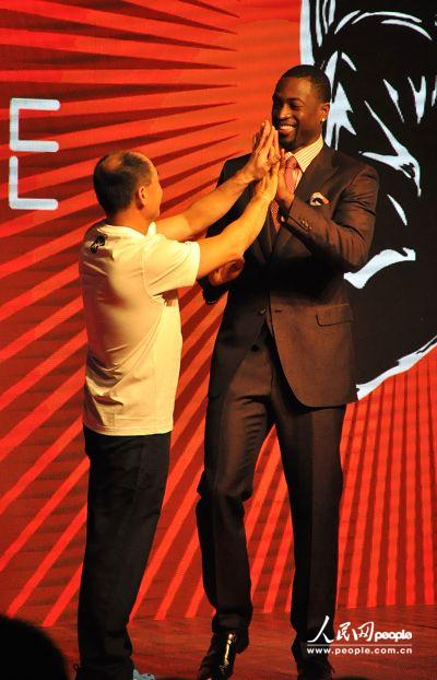 韦德与李宁比较手掌大小