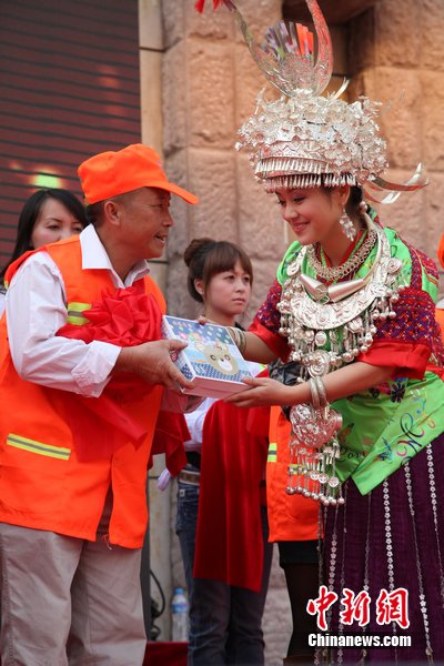 苗族歌后阿幼朵担任贵阳环卫工人志愿者形象大