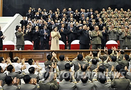 　　李雪主时隔50天再次亮相 与金正恩一同观看演出（韩联社）