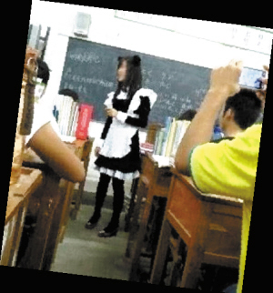 美女老师兑现承诺穿女仆装上课