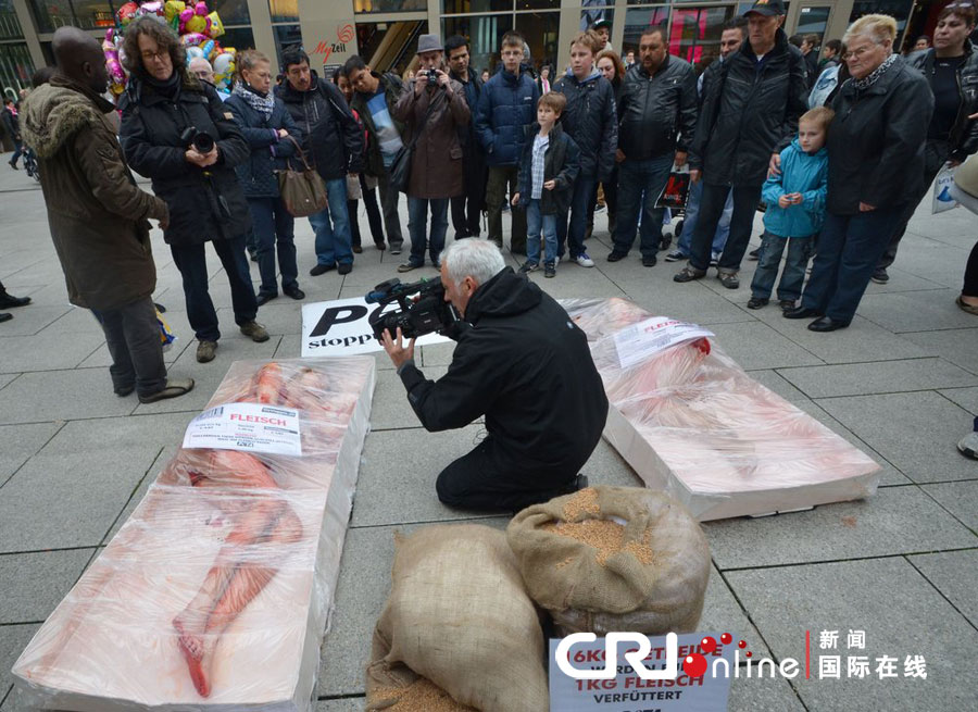 德国环保人士藏身保鲜盒 呼吁抵制肉制品