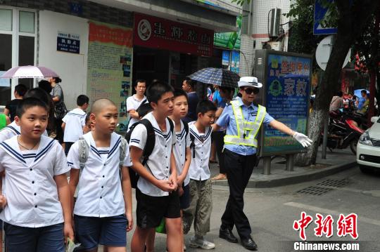 广西柳州交警多管齐下应对中国式接送小孩