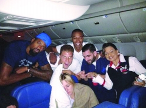 保罗也中招 快船众将趁队友睡觉时拍搞笑照片