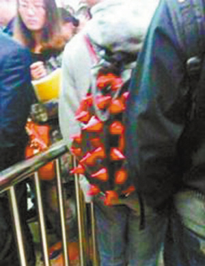 　　一名男子背“刺猬包”现身地铁