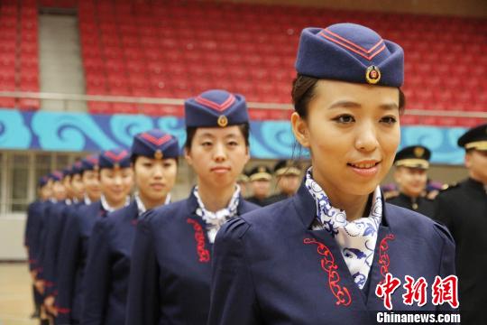 哈大高铁乘务员堪比空姐 打造一流高铁服务