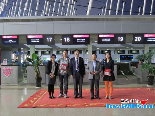 我来说两句(0) 图1:2012年11月9日,吉祥航空开通上海普吉岛航线领导和首航机组合影纪念 民航资源网2012年11月9日消息:2012年11月9日,上海泰国普吉岛首航正式开航,又一条亚洲国际航线正式顺利通航。届时上海吉祥航空有限公司(Shanghai Juneyao Airlines Co.,Ltd.,简称吉祥航空)飞机总数将达29架。 据了解,吉祥航空11月9日开通中国上海泰国普吉定期国际航线,计划每周四班往返。这是吉祥航空开辟的首条国际航线,将为中国游客前往普吉岛休闲旅游提供更多