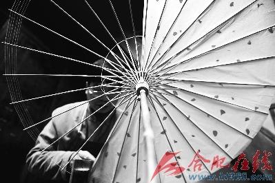香一样结着愁怨的姑娘撑的就是这样的油纸伞吧