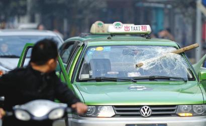 被砸中的出租车。