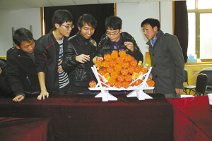 天津大学学生巧思建造模型 纸桥放28瓶饮料不