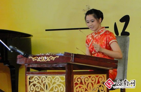 泰国选手张燕姿表演扬琴独奏