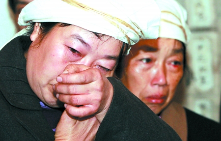 爱情天梯铺满白玫瑰 愿他们再也不分离