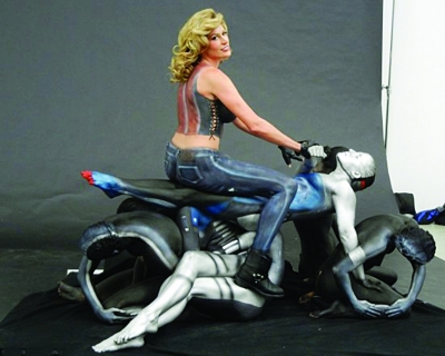 <em>人体艺术</em>家 用人组装成车_资讯频道_凤凰网