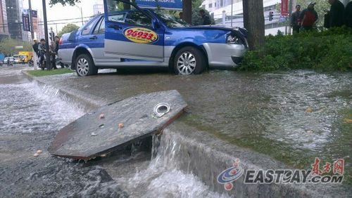 出租车冲上绿化带并撞在树上。