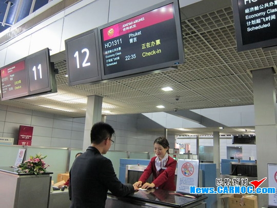 图2:给吉祥航空首航普吉岛的旅客办理登机牌。 普吉岛位于泰国南部,属热带潮湿气候,以其迷人的风光和丰富的旅游资源被称为安达曼海上的一颗明珠,盛产各种热带水果。普吉岛是中国游客的热门出游地,每年11月到翌年4月更是普吉岛及周边岛屿的旅游旺季。吉祥航空正是看中此契机开通上海-普吉岛航线,希望以优质的服务给国内游客提供更多样化的出行选择。 为庆祝开通普吉航线,在开航初期,吉祥航空特别推出了往返最低2500元起(不含燃油税费等)的特惠机票价格。此外,吉祥航空会员乘机出行还将获得30%的额外奖励积分。