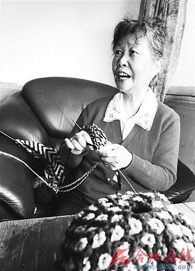 老太十年织近千件毛线衣帽送人