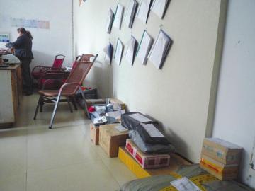 物业办公室堆放的快递.
