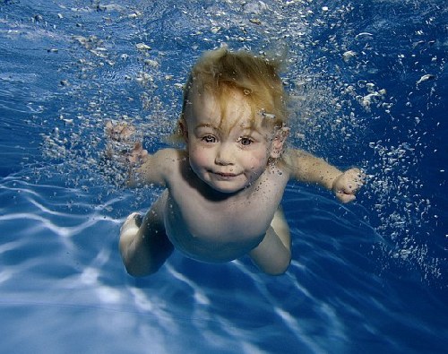 组图:潜水宝宝梦幻可爱 自在跳起水下芭蕾